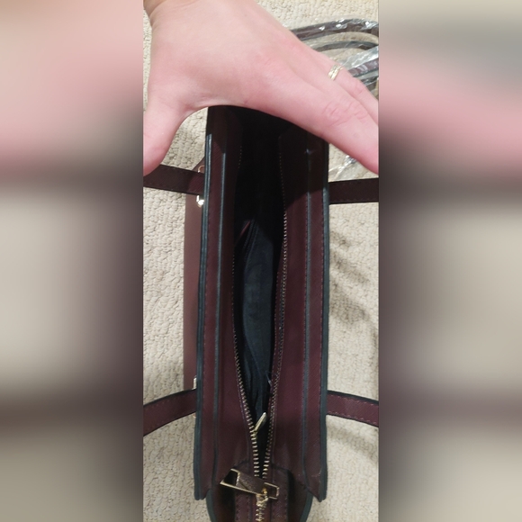 Le Chateau Burgundy purse - Picture 3 of 4